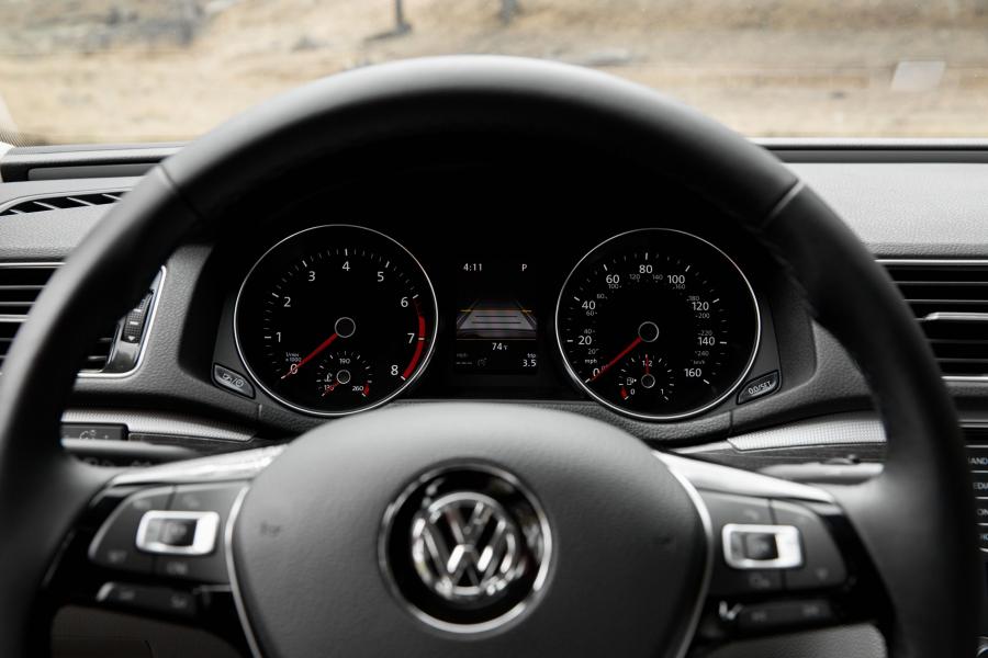  Volkswagen Passat TSI R-Line 2016 года  (фото 4 из 15)